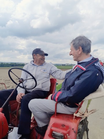 Marcel droomde van een rit op een rode tractor